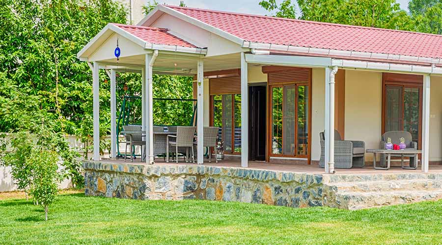duvarında nazar boncuğu bulunan verandalı, tek katlı prefabrik bahçe evi