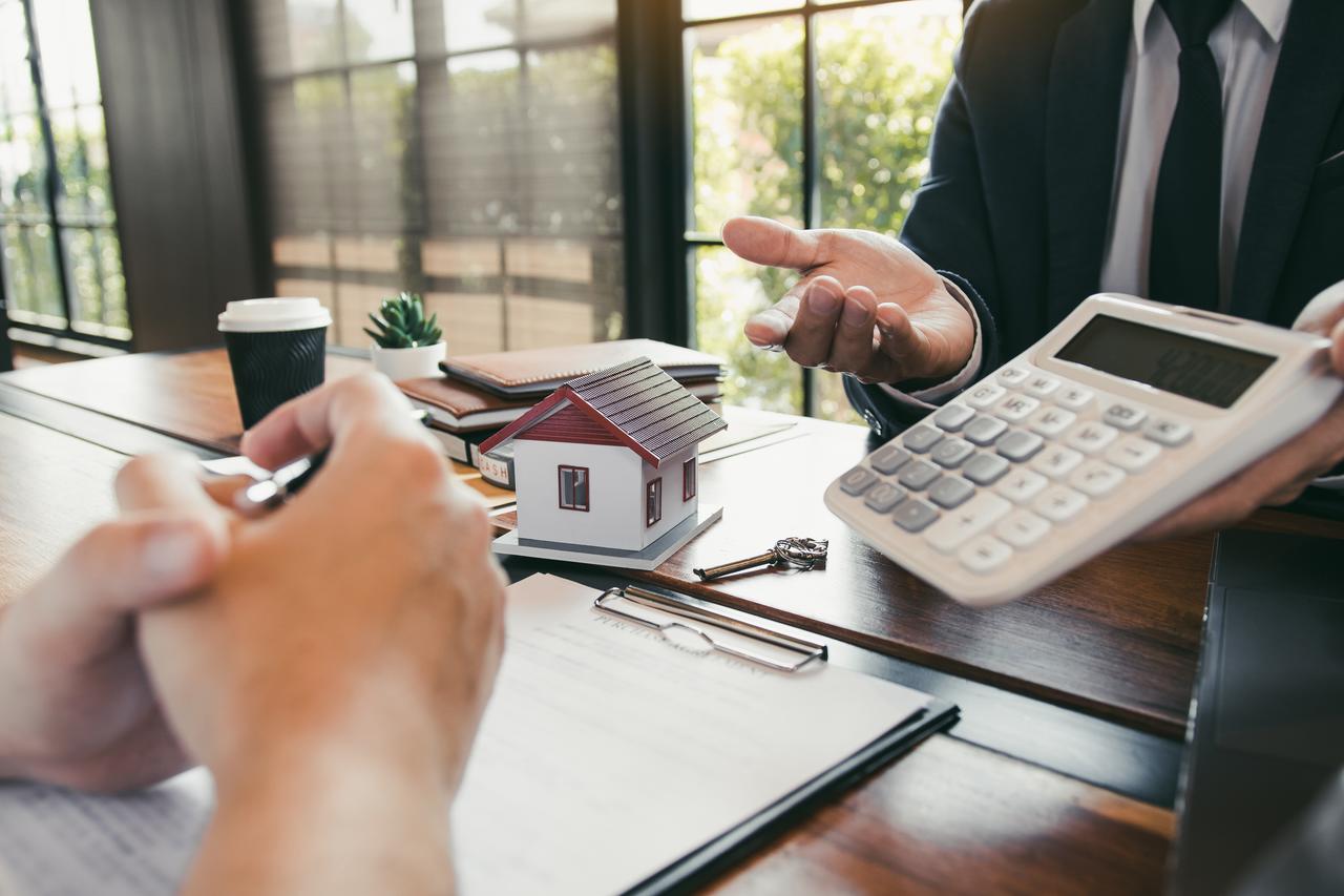 hesaplama yapan uzman ve müşteri